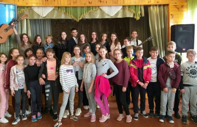 Студенти групи ММ 21 разом з учнями ТЗОШ № 16. Керівник групи доцент кафедри музикознавства Н. Палій